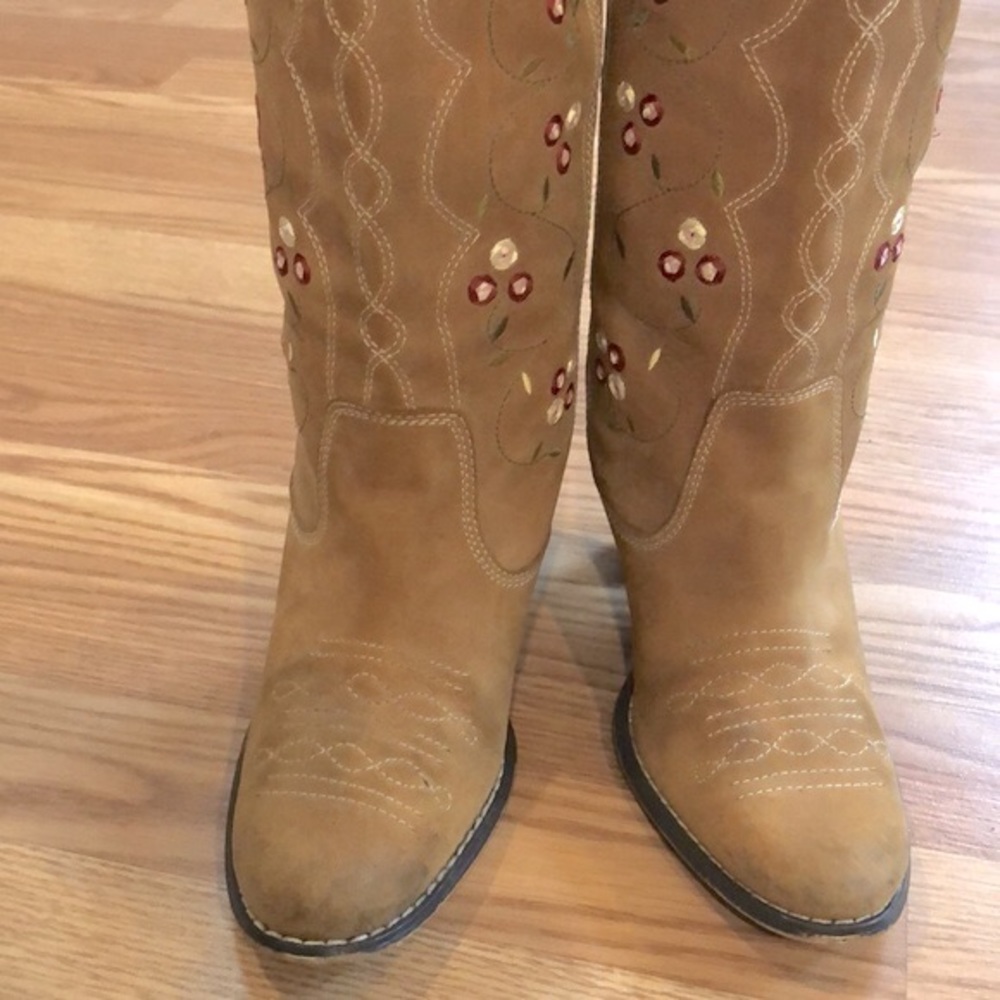 SEYCHELLES SUEDE LEATHER FLORAL EMBROIDERED WESTERN BOOTS TAN SIZE 7.5 - Picture 4 of 12